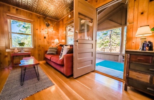 Estes Park Cabin | SALE! Hot Tub * King Bed * EV Charger * Wood Stove