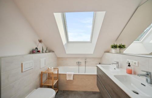 Bayreuth Apartment | Salí Homes K39 Monte-Carlo -Spacious 6-Bedroom Apartment with Terrace and Garden Views in Bayreuth Ideal for Groups