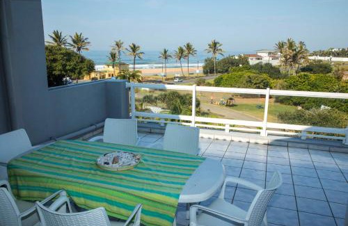 Umhlali Beach Apartment | Salt Rock, Gleneagles, sea view, pool, swimming beach 50m away