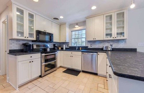 Duck House | Saltwater Pool and 5Min Walk to the Beach!