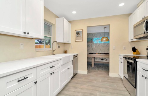 Walsingham House | Salty Flamingo - Heated Pool - Close to beaches - Hot Tub - Golf - Fire Pit