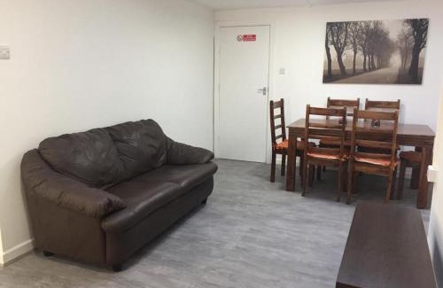 Rusholme House | Sama's Stylish Apartment Room 1