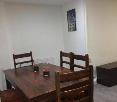 Rusholme House | Sama's Stylish Apartment Room 1