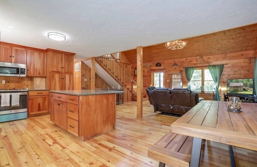 Front Royal Cabin | Sampson's Lodge: Rustic w/Mountain Views & Hot Tub