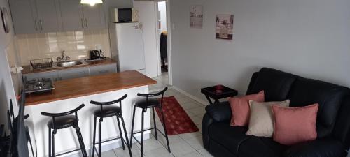 Sandbaai Apartment | Sandbaai Hermanus Self Catering Garden Flat for 2