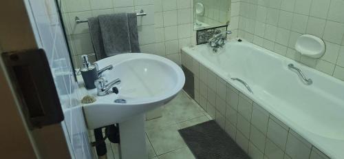 Rooihuiskraal House | Sandgrouse Guesthouse