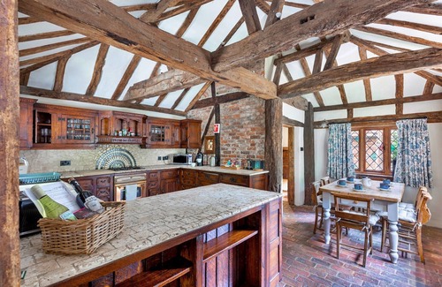 Crawley Down Cottage | Sandhill Cottage with Hot Tub