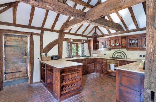 Crawley Down Cottage | Sandhill Cottage with Hot Tub