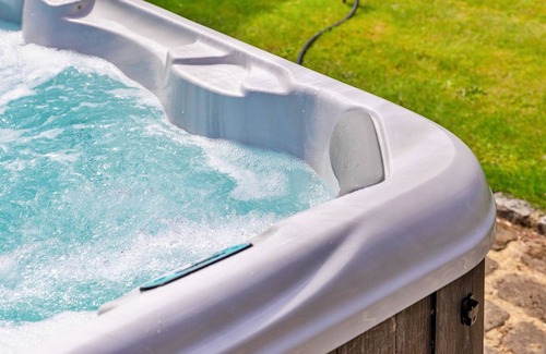 Crawley Down Cottage | Sandhill Cottage with Hot Tub