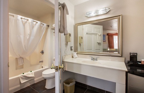 Westside Hotel | Sandia Peak Inn Old Town ABQ, a Howard Johnson by Wyndham
