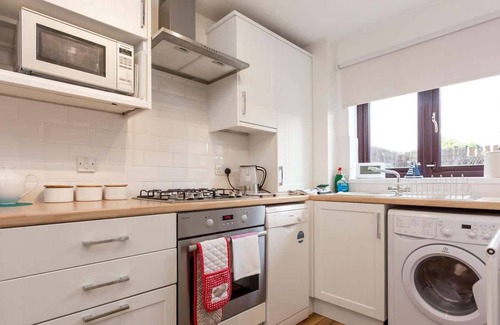 Poole Apartment | Sandpiper - Moments from Baiter Park