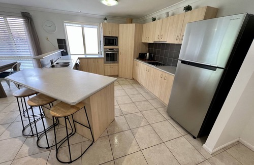 Ningi House | Sandstone Point (SEQ) Sleeps 10! Bribie Holidays