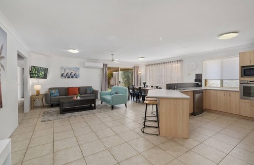 Ningi House | Sandstone Point (SEQ) Sleeps 10! Bribie Holidays