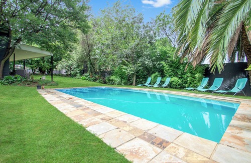 Greater Johannesburg Metropolitan Area House | Sandton Guesthouse 5Bedroom Sleeps 12 SwimmingPool