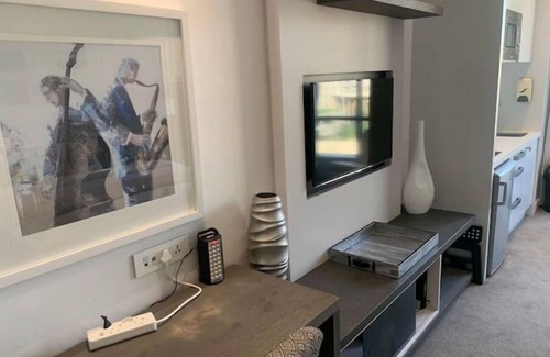 Sandown Condo | Sandton Skye Stylish Apartment free WIFI & Gym