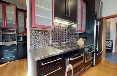 Huddleston House | Sandy Beach & Hot Tub! Iconic Mtn View! Come Visit "Sans Souci"!