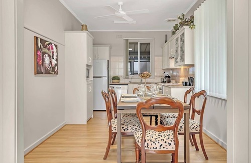 McLaren Vale Cottage | Sandy Grapes Cottage A McLaren Vale Adventure