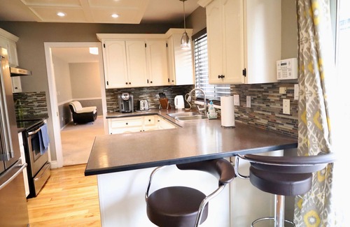 Upper Ten Oaks House | Sandy Hill Retreat - 3 Bedroom + Den, 2 Bath House with Fitness Equipment