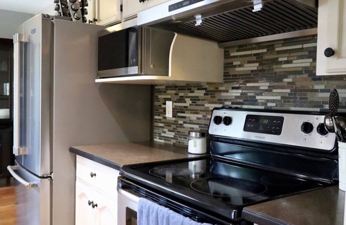 Upper Ten Oaks House | Sandy Hill Retreat - 3 Bedroom + Den, 2 Bath House with Fitness Equipment