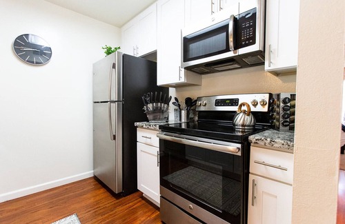 Westlake Village Apartment | Sanitized Modern Comfort FAST WIFI CALI KING BED