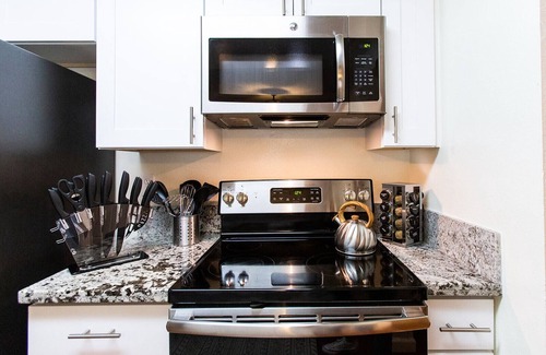 Westlake Village Apartment | Sanitized Modern Comfort FAST WIFI CALI KING BED