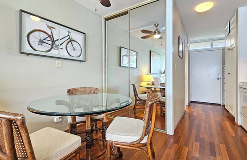 Honolulu Apartment | Sans Souci 1106 🕶 Gold Coast Seaside Studio above the Beach 30+Nights