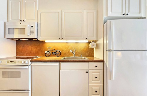 Honolulu Apartment | Sans Souci 1106 🕶 Gold Coast Seaside Studio above the Beach 30+Nights