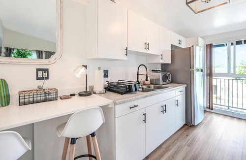 Ocean Park Apartment | Santa Monica Beach Suite. Off street parking and walking distance to everything!