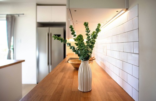 Wilshire Montana Apartment | Santa Monica Gem, Steps to Montana, Poolside Bliss