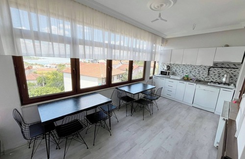 Sapanca Villa | SAPANCA ALBAR KONAKLAMA 18 KİŞİLİK GÖL MANZARALI-BARBEKÜ VE ŞÖMİNE