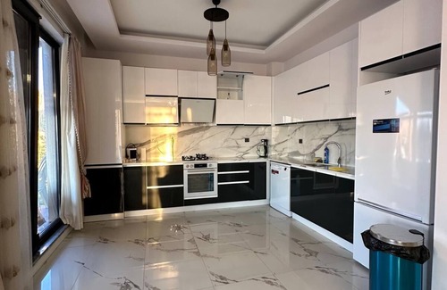 Sapanca Villa | SAPANCA'DA 5+1 TRIPLEX ISITMALI HAVUZLU VİLLA