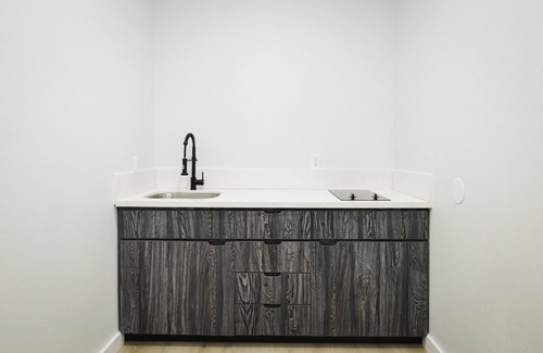 Deer Park Hotel | Sapphire Inn and Suites