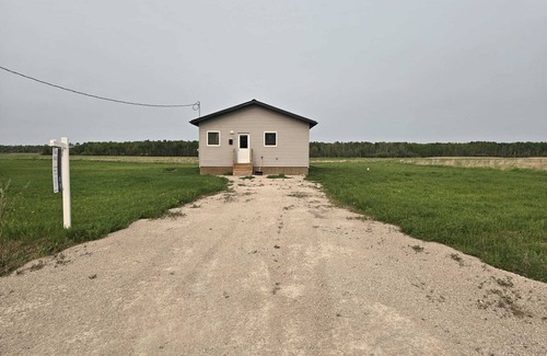 Manitoba Cottage | Sarah Cottage - 232 Cottage Road, Steeprock, Manitoba