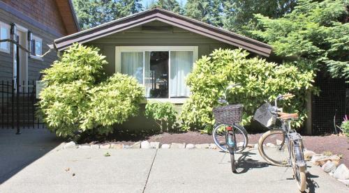 Black Creek Resort | Saratoga beach cabin with hot tub