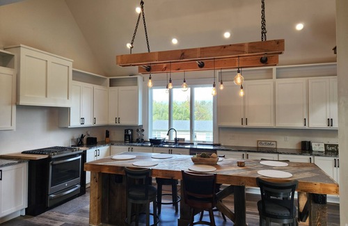 Malta House | Saratoga house overlooking the lake