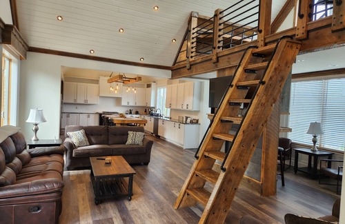 Malta House | Saratoga house overlooking the lake