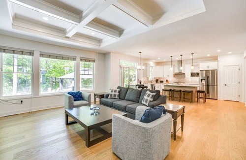 Saratoga Springs House | Saratoga Palace on the Lake