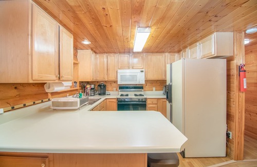 Soldotna Cabin | Sashas Place Kenai River Alaskan Log Cabin with HOT TUB - Maintained Daily