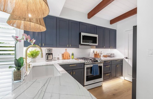 White St. Gallery House | SATISFY MY SOUL ~ 3 BR, 3.5 Ba Newly Renovated Mid Town Home w/Pool!