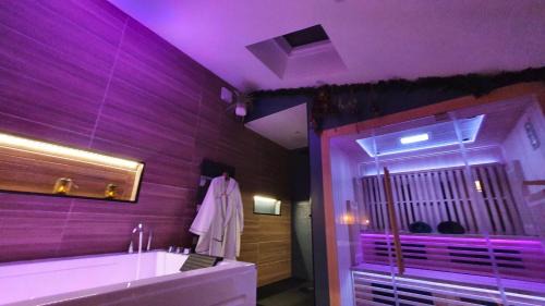 Saint-Jean-de-la-Neuville House | SAUNA, BALNEO, TERRASSE, PARKING, Le tout totalement privé dans maison indépendante à la décoration soignée, ensoleillé et sans vis à vis, Prise VE, Calme et discrétion Garantis, Idéalement situé pour visiter la région, Animaux bienvenues