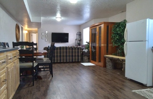 Nibley House | SAUNA & King Bed near Logan, USU & Firefly Park