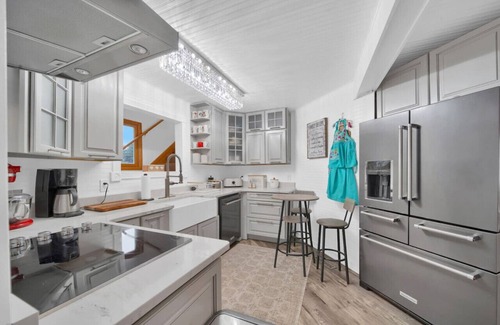 Richmondville House | Sauna & Sun: Grandview Beachfront Haven!