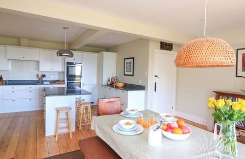 Thurlestone Cottage | SAVERNAKE, pet friendly, with a garden in Thurlestone