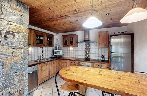 Le Corbier Ski Chalet | Savoyard Chalet 170m² near slopes, Wi-Fi, parking, baby equipment
