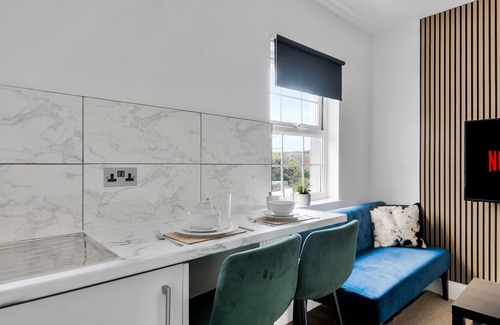 North Acton Apartment | Saxon House, Modern 2 bed, 2 bath, free parking