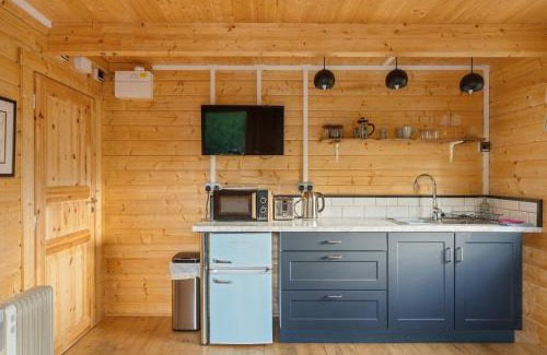 Westleigh House | Scandi-Style Cabin in Bideford, Private Parking