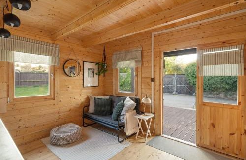 Westleigh House | Scandi-Style Cabin in Bideford, Private Parking
