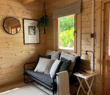 Westleigh House | Scandi-Style Cabin in Bideford, Private Parking