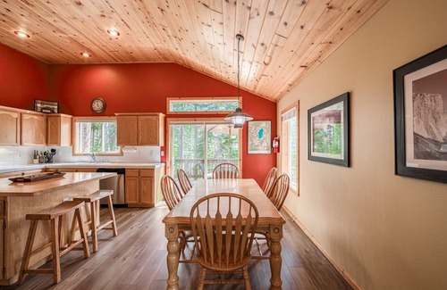 Truckee House | Scarlet Hollow Cabin at Tahoe Donner by Tahoe Getaways - 3BR w HOA Amenities