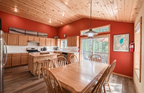 Truckee House | Scarlet Hollow Cabin at Tahoe Donner by Tahoe Getaways - 3BR w HOA Amenities